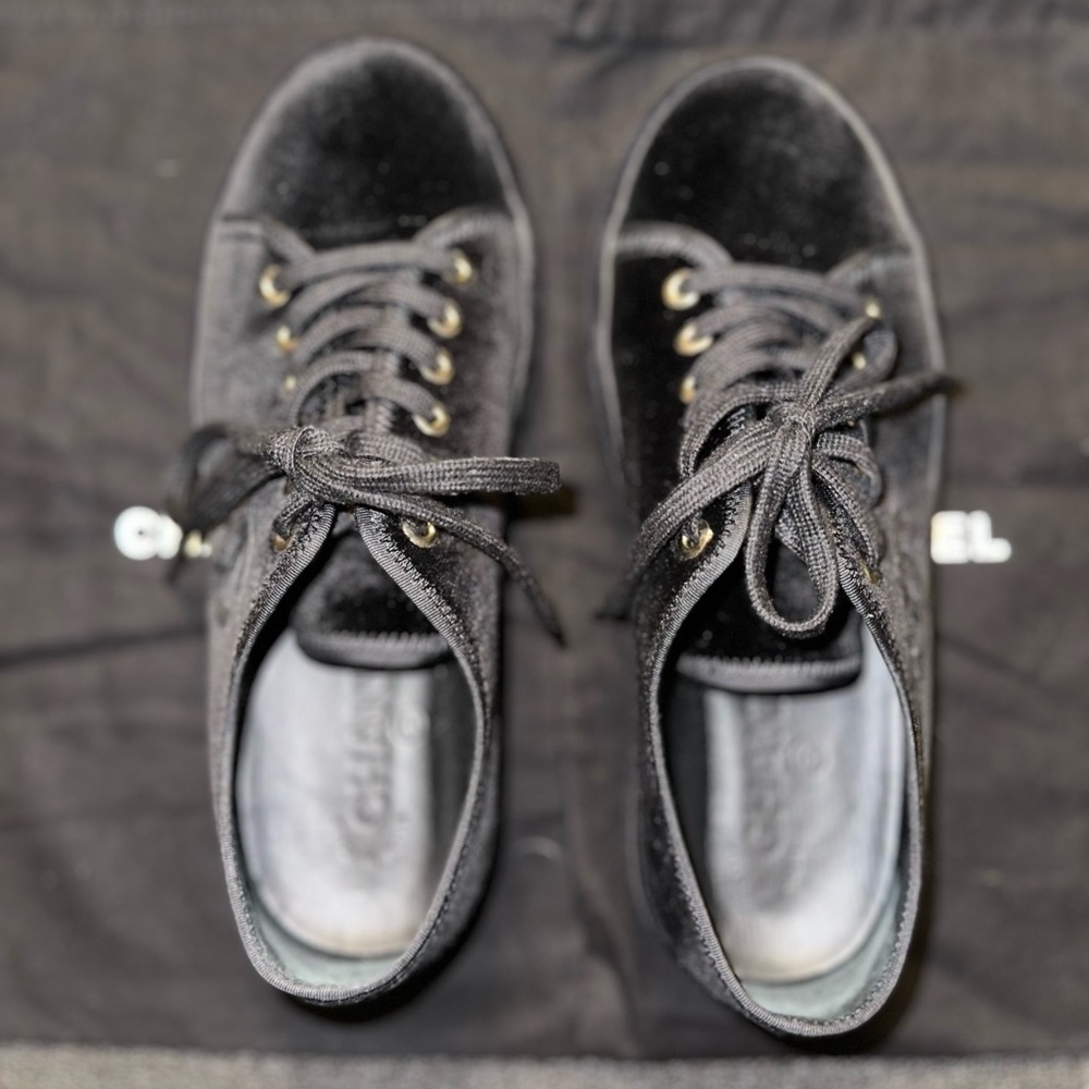Authentic CHANEL Interlocking CC Logo Sneakers - Picture 4 of 10